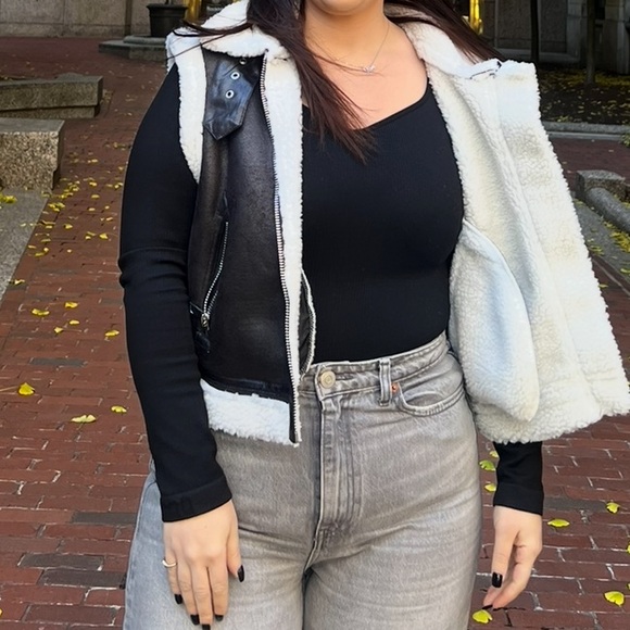 Chic Black and White Shearling Vest - Picture 6 of 6